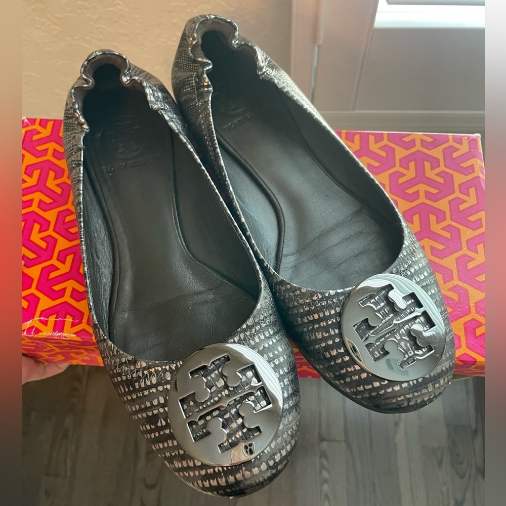 TORY BURCH - Reva Logo flats. Size 7.5 Metallic lizard - pewter w/ box! EUC